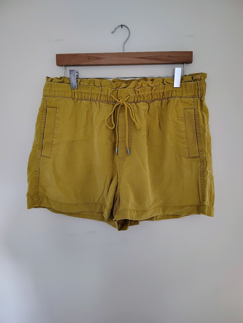 LOFT Pull On Shorts Size L Mustard Yellow Olive Green Drawstring 3" Inseam